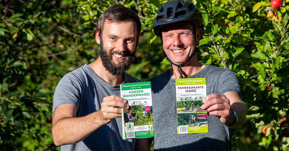 Die beiden Autoren präsentieren die Wanderkarte Harzer Wandernadel und die Fahrradkarte Harz