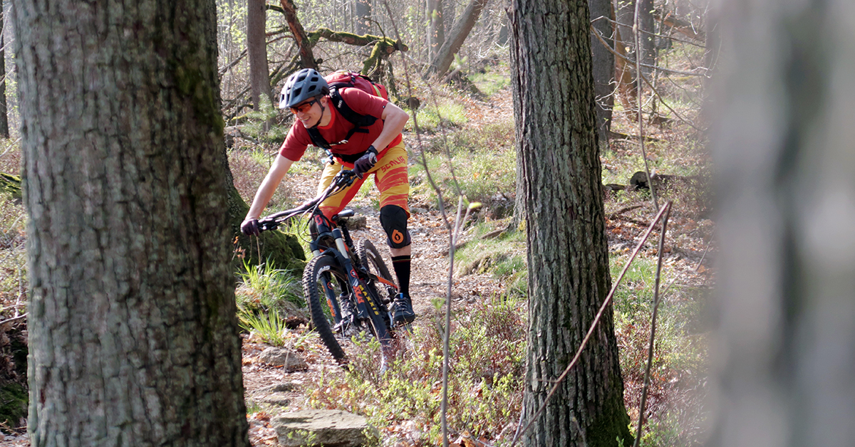 Ein Mountainbiker auf einem Trail im Ostharz