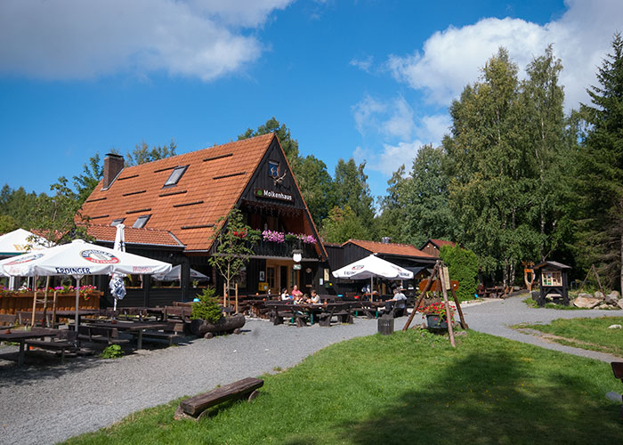 Gasthaus Molkenhaus mit Holzbänken davor